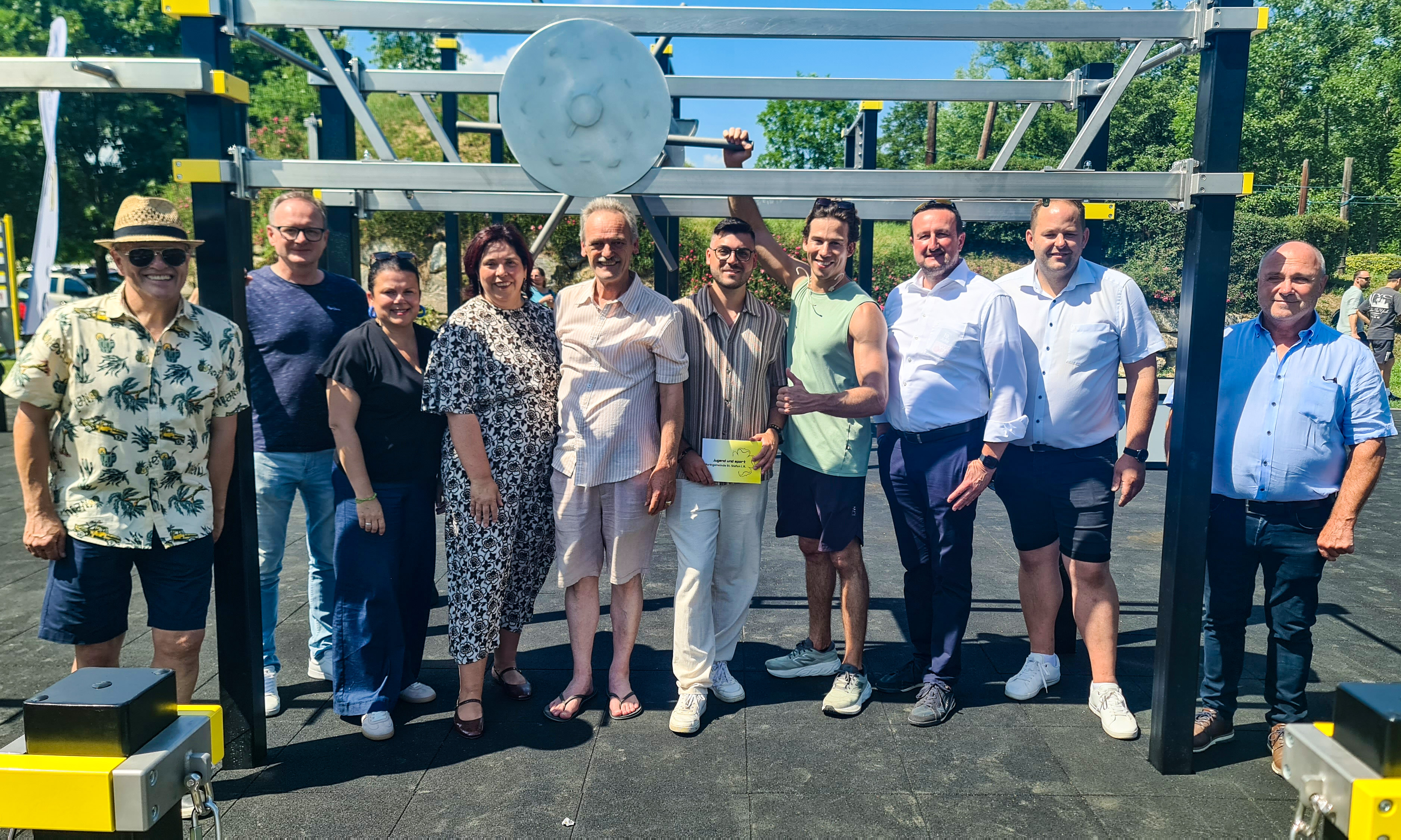 Gruppenfoto von der feierlichen Eröffnung des Bewegungsparks